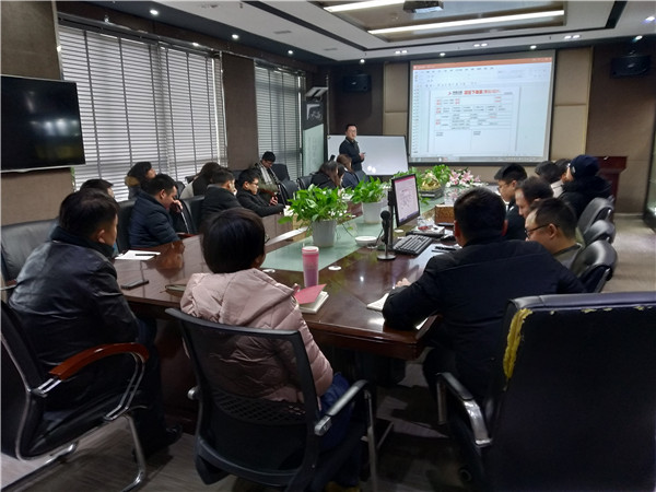 夏令令副總在《企業(yè)標準流程》的課程中強調(diào)用SOP來指導和規(guī)范日常工作，提高工作效率，減少工作失誤。